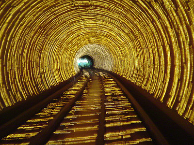 建筑背景与圆形地铁隧道的内部视图显示同心结构消失在远处