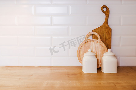 样机、白墙背景、木切板和陶瓷器皿