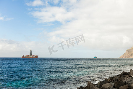 油轮摄影照片_海上石油平台和油轮