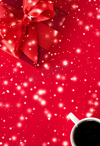 寒假礼盒、咖啡杯和红色平底背景上的发光雪，圣诞礼物惊喜