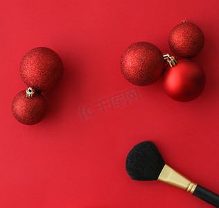 淘宝促销边框摄影照片_美容品牌圣诞促销的化妆和化妆品产品套装，豪华红色平底背景作为假日设计