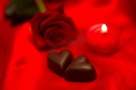 红玫瑰蜡烛和巧克力心