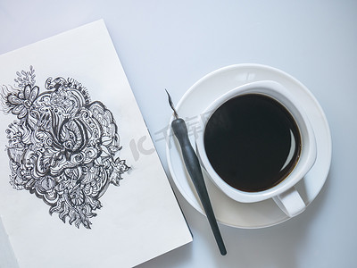 用黑色墨水在纸上用咖啡绘制涂鸦线条艺术