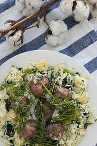 瑞典肉丸配莳萝，上面是芹菜和菠菜饭。