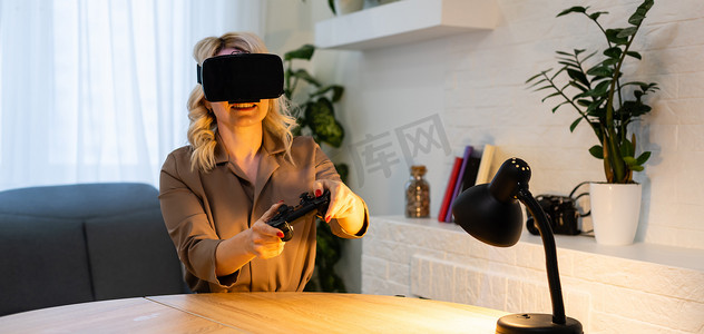 vr虚拟技术摄影照片_戴着 VR 耳机玩射击游戏的女性肖像