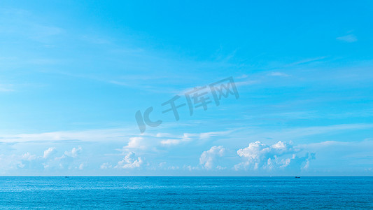 大气全景真实照片美丽的夏日白云清澈的蓝天地平线平静空旷的大海。