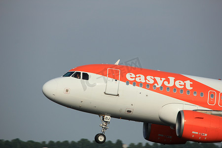 荷兰阿姆斯特丹-2017 年 6 月 2 日：G-EZDJ easyJet 空中客车 A319