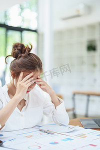 一位女员工的肖像显示出因处理文书工作而焦虑和紧张的脸