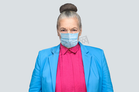 戴口罩的老年妇女预防感染、空气传播的呼吸道疾病，如流感、Covid-19
