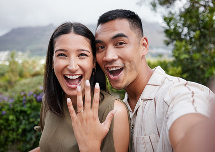 与一对年轻夫妇的订婚、戒指和庆祝活动，宣布他们的喜讯和特殊场合。