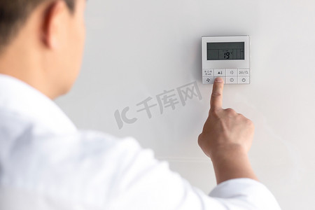 办公室炎热的亚洲商人选择冷却模式