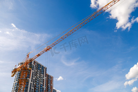 蓝天背景下黄鹤附近新建的高层公寓楼，薄薄的羽毛状云彩