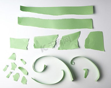 白色背景上各种撕碎的绿纸条