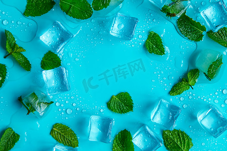 薄荷背景摄影照片_蓝色背景上的冰块和薄荷。