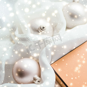 圣诞魔法节日背景、节日小玩意、黄色复古礼盒和金色闪光作为奢侈品牌设计的冬季礼物