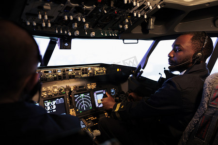 非洲裔美国飞行员驾驶喷气式飞机与机长进行团队合作