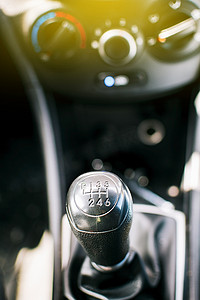 汽车齿轮摄影照片_汽车齿轮旋钮的特写。