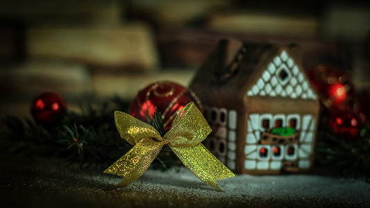 姜饼屋、圣诞球和圣诞老人​​。
