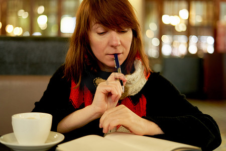 心理健康活动摄影照片_咖啡馆里的女人写日记，子弹日记。