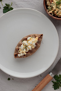 传统芬兰糕点 — 卡累利阿黑麦派配米粥和蛋黄油
