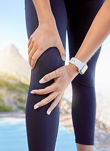 在开普敦锻炼、锻炼或跑步训练的膝盖疼痛、健身或肌肉或腿部受伤的运动女性。