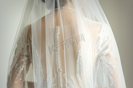 新娘穿婚纱的背影