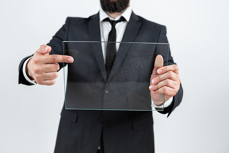 男性企业控股并指着透明玻璃并显示重要公告。