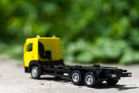 大货车司机摄影照片_道路上的卡车模型