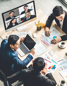 视频通话小组商务人员在虚拟工作场所或远程办公室开会