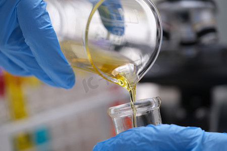 化学实验室研究与液态油加工特写