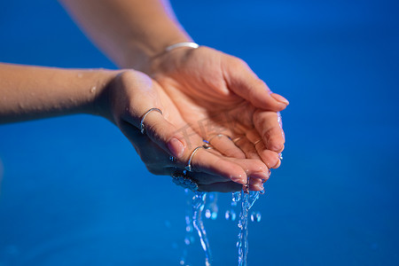 干净的水在女人手中。