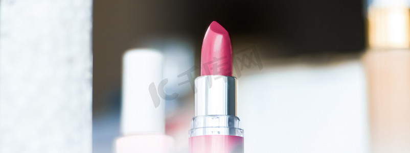 化妆品、梳妆台上的化妆产品、口红、粉底、指甲油和眼影，用于奢华美容和时尚品牌广告设计