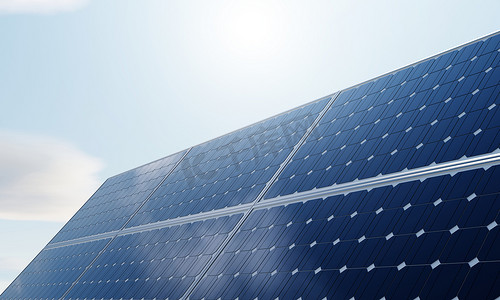 具有太阳能电池板的太阳能发电站，用于通过蓝天背景的绿色电力产生电能。