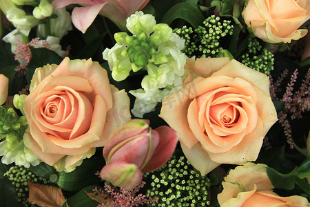 粉红色的插花：婚礼上各种深浅不一的粉红色花朵