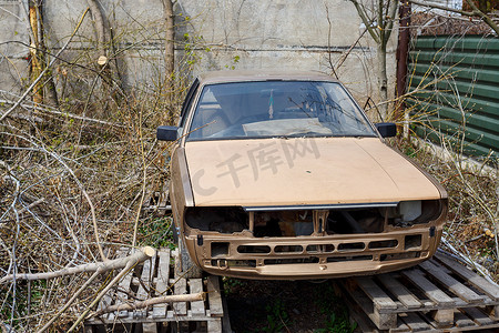 旧车，生锈的破碎车身，废弃的停车场
