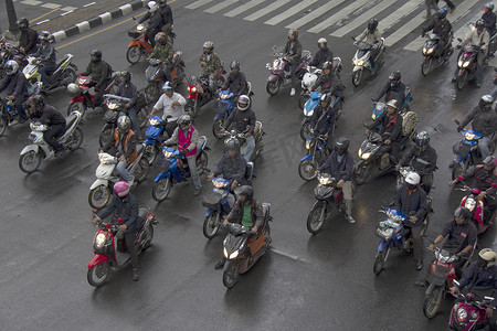 曼谷摄影照片_泰国曼谷 10 月 11 日：摩托车手在红绿灯处等待