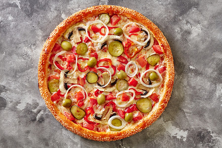 披萨边缘撒上芝麻、奶酪、蘑菇、泡菜、西红柿、青椒、洋葱和橄榄