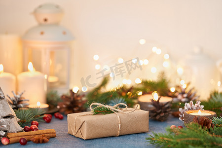 圣诞节背景与礼品盒和装饰品、蜡烛和灯花环。