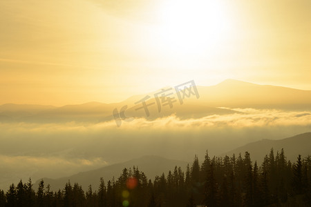 比特反应摄影照片_乌克兰喀尔巴阡山脉的日出。