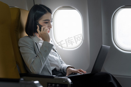 确认调补摄影照片_基金投资女性确认在航班起飞前与客户会面。