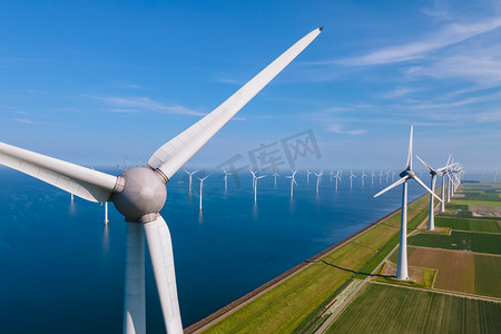 巨大的风车涡轮机、Westermeerwind 海洋公园的海上风车农场、荷兰弗莱福兰 Noordoostpolder 美丽明亮的日子里孤立在海上的风车