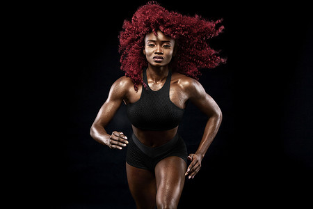 海报运动员摄影照片_一位强壮的女短跑运动员，在日出时穿着运动服、健身和运动动机概念跑步，并带有复制空间。