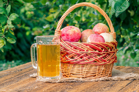 摘苹果苹果摄影照片_刚刚在柳条篮子里摘了苹果，在玻璃杯里摘了苹果酒