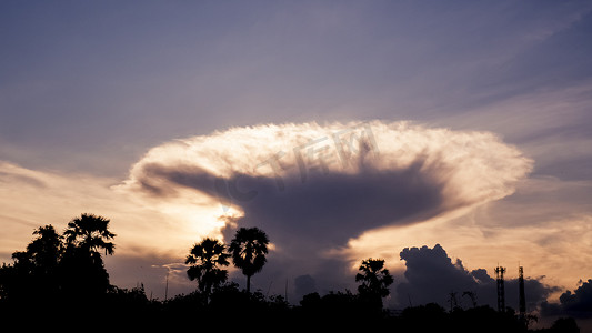 龙卷风形状的云。自然现象概念背景。