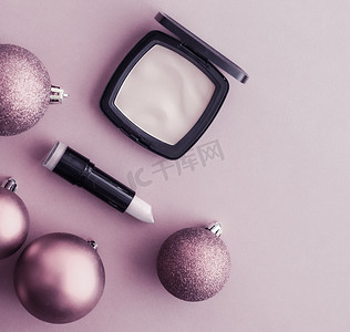圣诞节促销装饰摄影照片_美容品牌圣诞促销的化妆和化妆品产品套装，豪华紫色平底背景作为假日设计