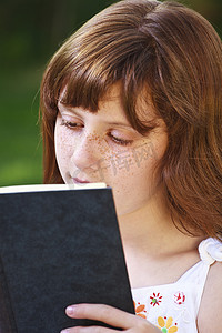 pretty摄影照片_Pretty.Young 美丽的女孩在户外读书
