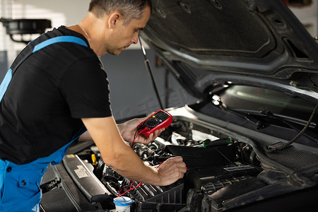 汽车修理店摄影照片_专业机械师正在从事汽车服务。