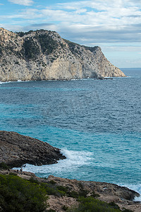 西班牙伊维萨岛 — 2019年9月1日：下午晚些时候，亚特兰蒂斯Cala de Hort悬崖