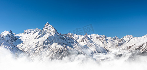 高加索地区摄影照片_俄罗斯高加索地区冬季雪山全景，蓝天