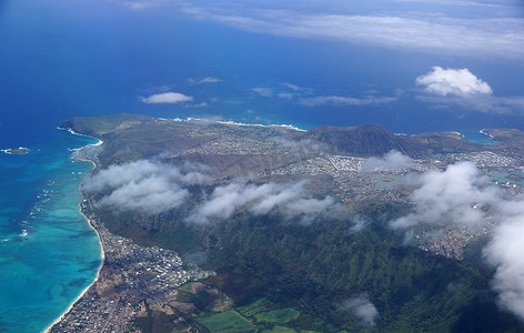 怀马纳洛、罗克岛、夏威夷凯镇、科科角火山口、农场、科奥劳山脉、库阿帕池塘、恐龙湾、云彩和太平洋的鸟瞰图